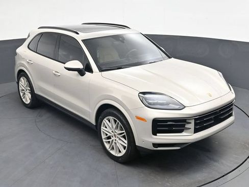 Used 2025 Porsche Cayenne AWD/4WD image 29