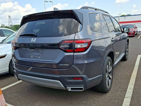 Used 2024 Honda Pilot Touring image 4