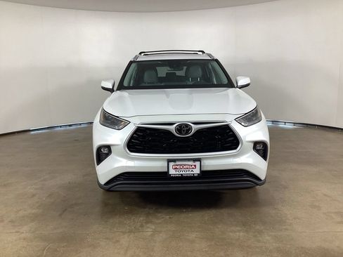 Used 2025 Toyota Highlander XLE AWD/4WD image 2