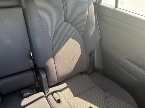 Used 2025 Toyota Highlander LE FWD image 39