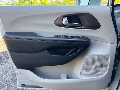 Used 2019 Chrysler Pacifica Touring-L Plus w/ Advanced Safetytec Group FWD image 21