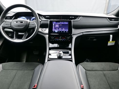 New 2025 Jeep Grand Cherokee L Altitude image 9