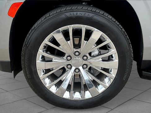 Used 2023 GMC Yukon XL SLT w/ SLT Luxury Package AWD/4WD image 11