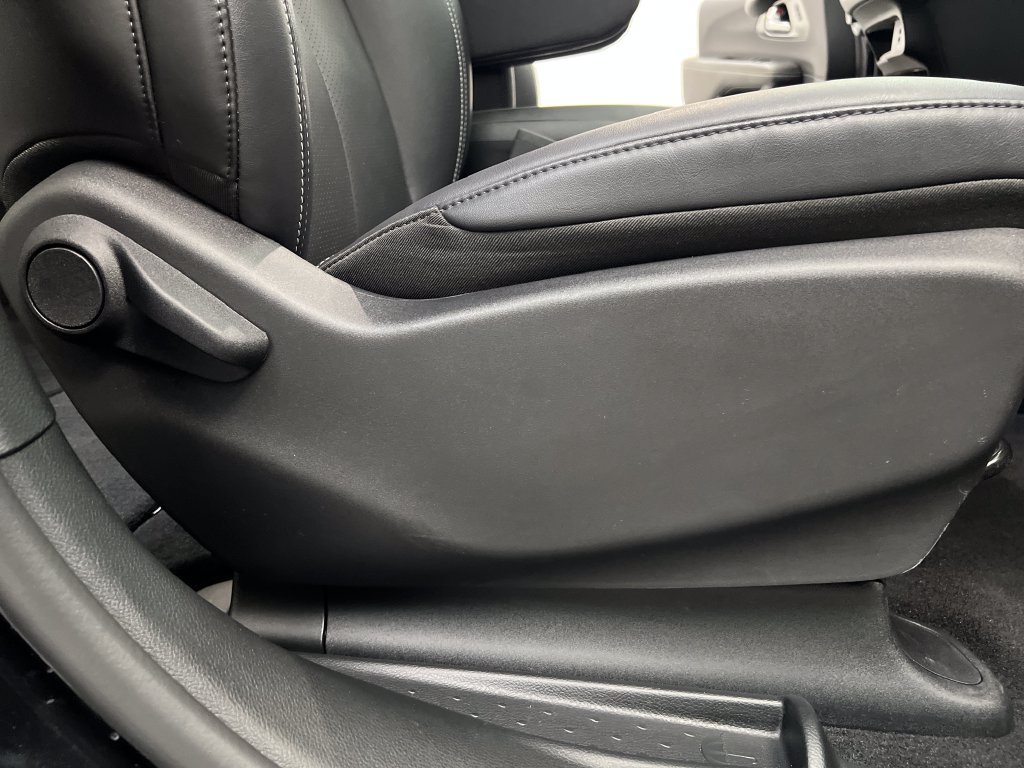 Used 2027 Chrysler Pacifica Select FWD image 38