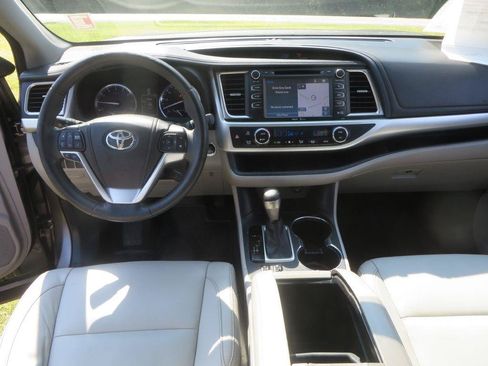 Used 2015 Toyota Highlander XLE FWD image 13
