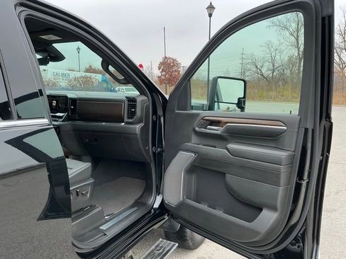 Used 2024 Chevrolet Silverado 2500 High Country w/ High Country Premium Package image 16