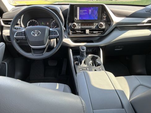 Used 2024 Toyota Highlander XLE AWD/4WD image 29
