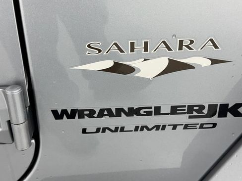 Used 2018 Jeep Wrangler Unlimited Sahara w/ Connectivity Group AWD/4WD image 30