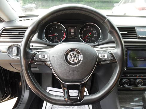 Used 2018 Volkswagen Passat 2.0T SE FWD image 13