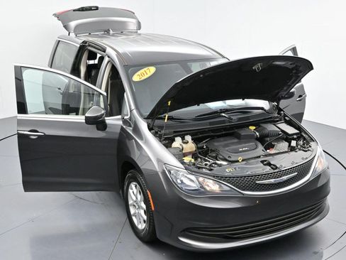 Used 2017 Chrysler Pacifica Touring FWD image 48