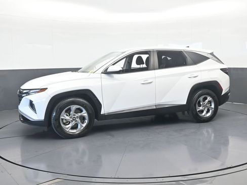 Used 2023 Hyundai Tucson SE image 2