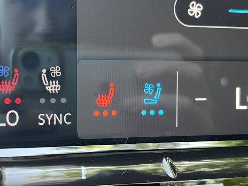 Used 2024 Volkswagen Atlas SE AWD/4WD image 11