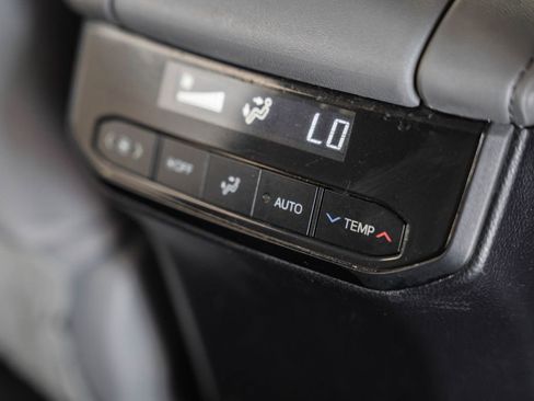 Used 2023 Toyota Highlander LE AWD/4WD image 31