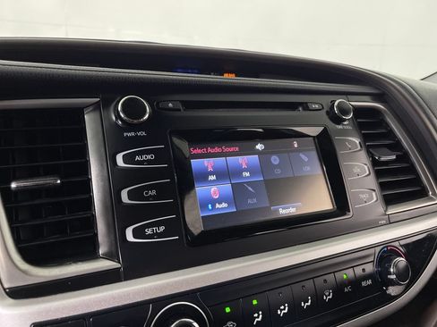 Used 2019 Toyota Highlander LE FWD image 20