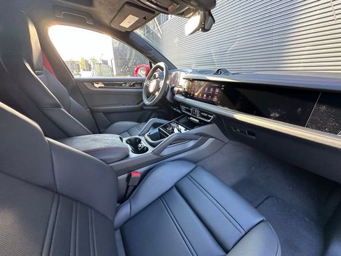 Used 2026 Porsche Cayenne GTS AWD/4WD image 38