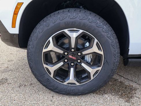 New 2026 GMC Yukon AT4 w/ AT4 Premium Plus Package AWD/4WD image 43