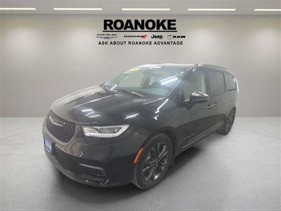 Used 2024 Chrysler Pacifica Touring-L w/ Road Tripper Package