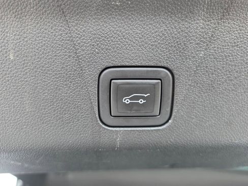 Used 2025 Chevrolet Suburban Z71 AWD/4WD image 13