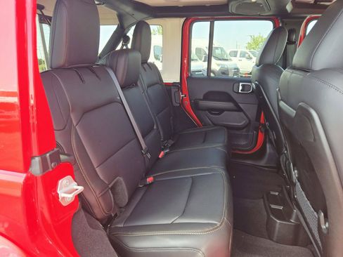 Used 2025 Jeep Wrangler Unlimited Sahara AWD/4WD image 17