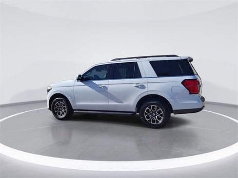 Used 2023 Ford Expedition XLT image 6