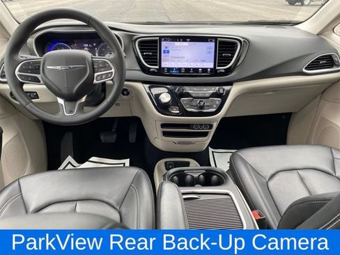 Used 2024 Chrysler Pacifica Touring-L FWD image 6