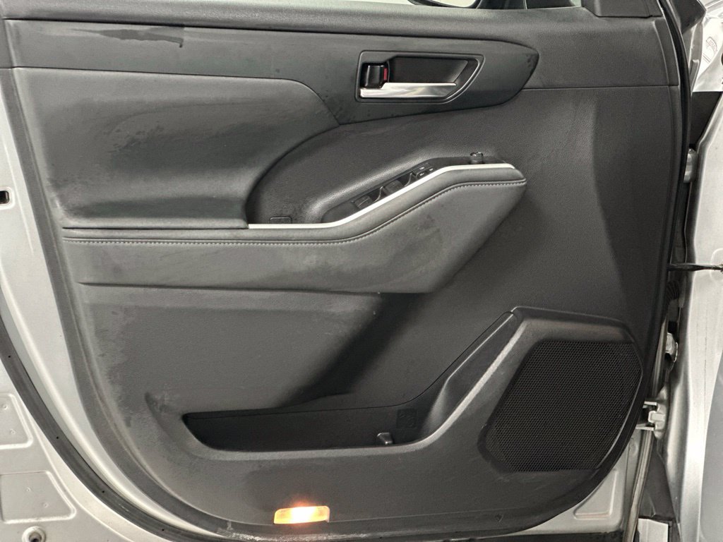Used 2022 Toyota Highlander XLE FWD image 15