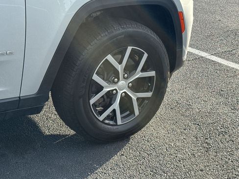 Used 2024 Jeep Grand Cherokee L Limited image 32