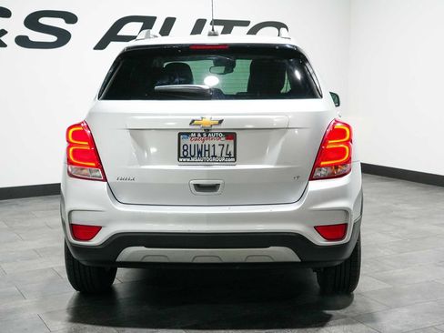 Used 2018 Chevrolet Trax LT w/ LT Convenience Package FWD image 4