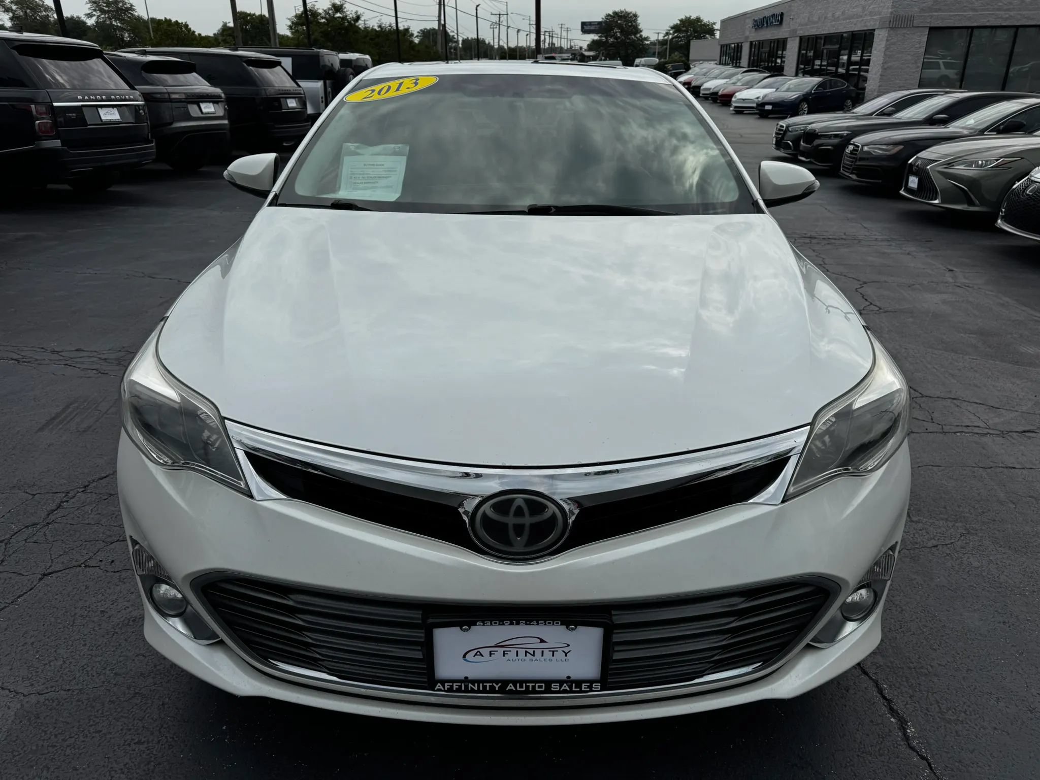 Used 2013 Toyota Avalon Limited w/ Technology Pkg FWD image 8