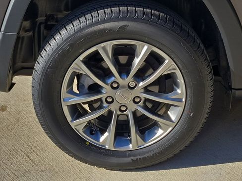 Used 2019 Jeep Cherokee Latitude Plus image 8