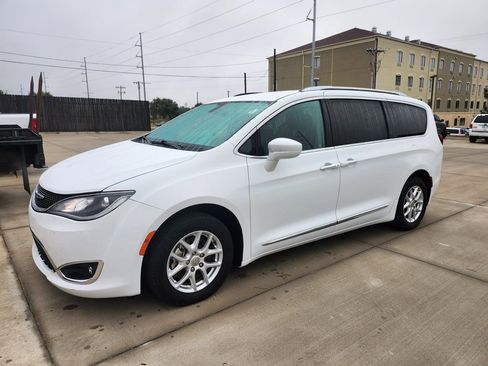 Used 2020 Chrysler Pacifica Touring-L image 3