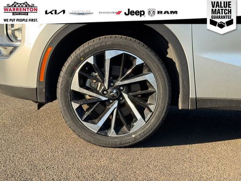 Used 2024 Mitsubishi Outlander SE image 13