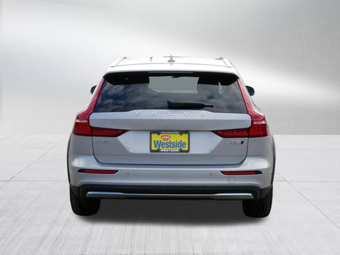 Used 2025 Volvo V60 B5 Cross Country Plus image 6