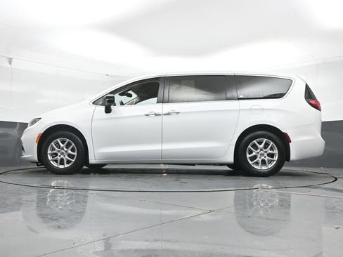 Used 2024 Chrysler Pacifica Touring-L image 47