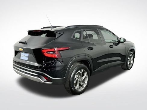 Used 2025 Chevrolet Trax LT FWD image 8