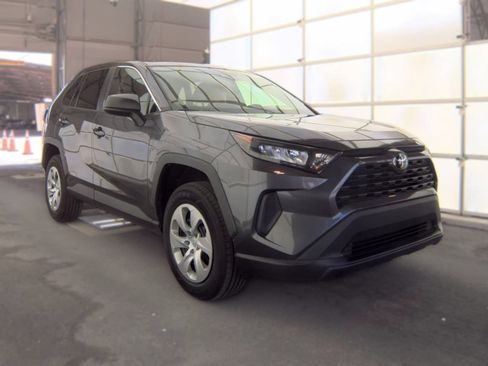 Used 2022 Toyota RAV4 LE FWD image 4