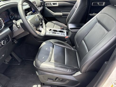 Used 2023 Ford Explorer XLT w/ Equipment Group 202A RWD image 9