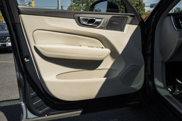 Certified 2024 Volvo XC60 B5 Plus AWD/4WD image 29