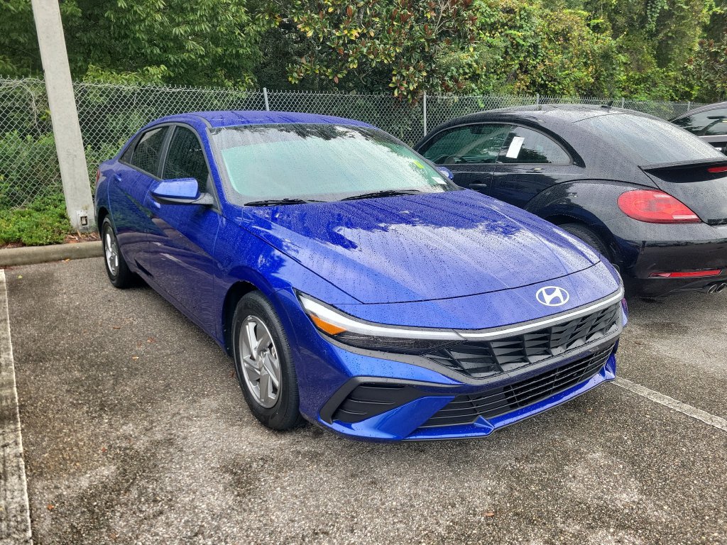 Used 2026 Hyundai Elantra SE FWD image 2
