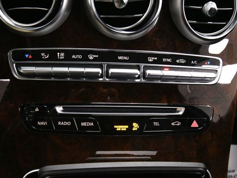 Used 2019 Mercedes-Benz GLC 300 4MATIC image 16