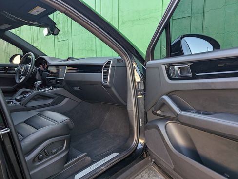 Used 2023 Porsche Cayenne Coupe image 10