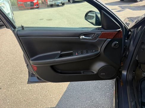 Used 2009 Chevrolet Impala LTZ FWD image 17