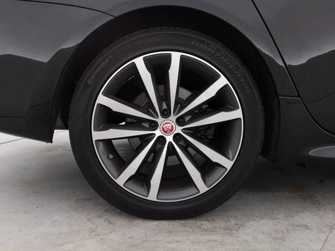 Used 2015 Jaguar XJ RWD image 19