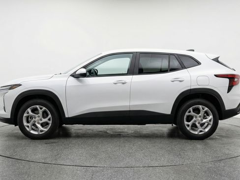 Used 2025 Chevrolet Trax LT w/ LT Convenience Package FWD image 5