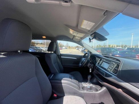 Used 2019 Toyota Highlander LE image 3