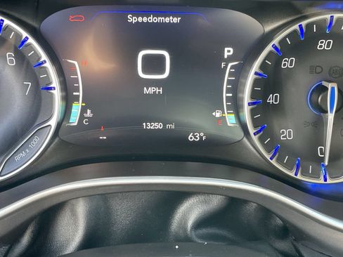 Used 2024 Chrysler Pacifica Touring-L FWD image 31