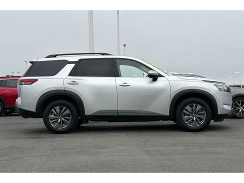 Used 2024 Nissan Pathfinder SV FWD image 3
