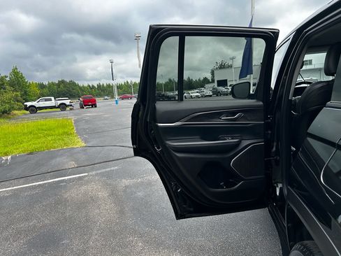 Used 2022 Jeep Grand Cherokee Limited AWD/4WD image 19