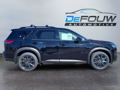 New 2026 Nissan Pathfinder SL image 2