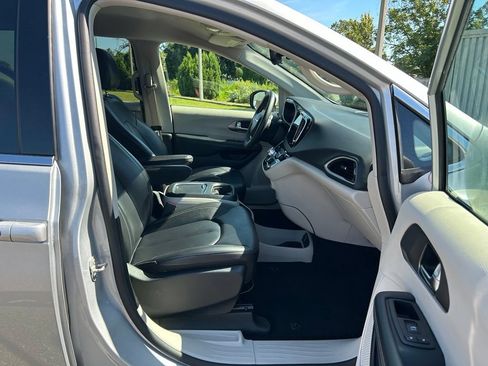 Used 2023 Chrysler Pacifica Touring-L FWD image 37